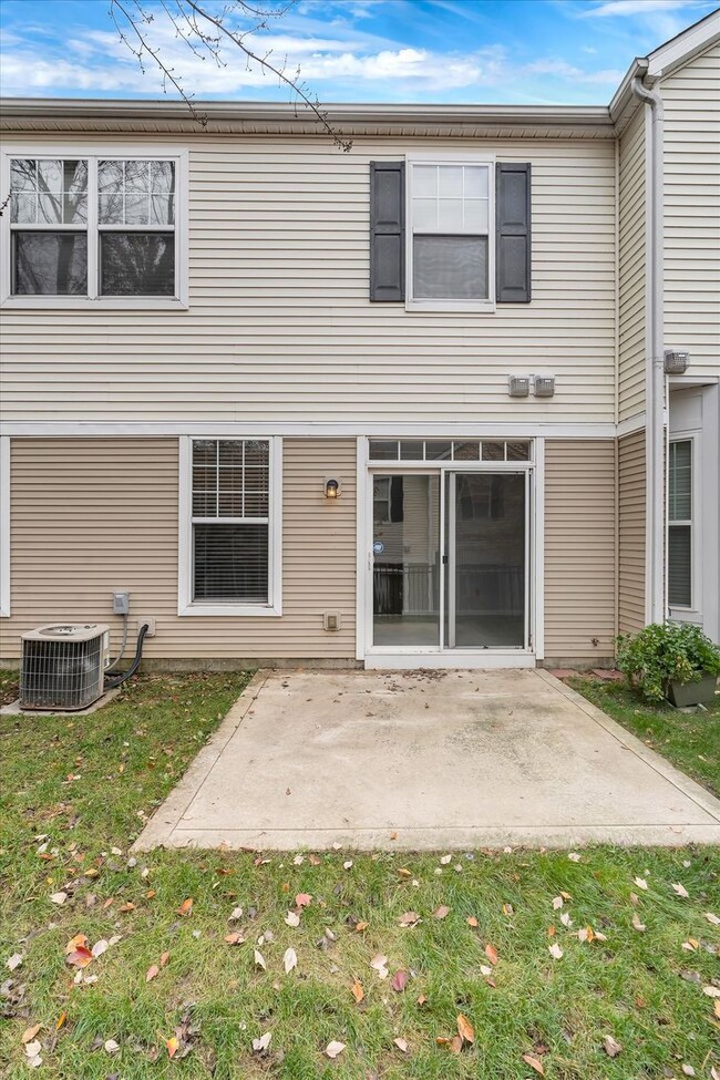 Building Photo - Spacious 2-Bedroom Townhome in St. Charles...