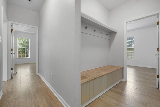 Building Photo - 848 Eagle View Dr