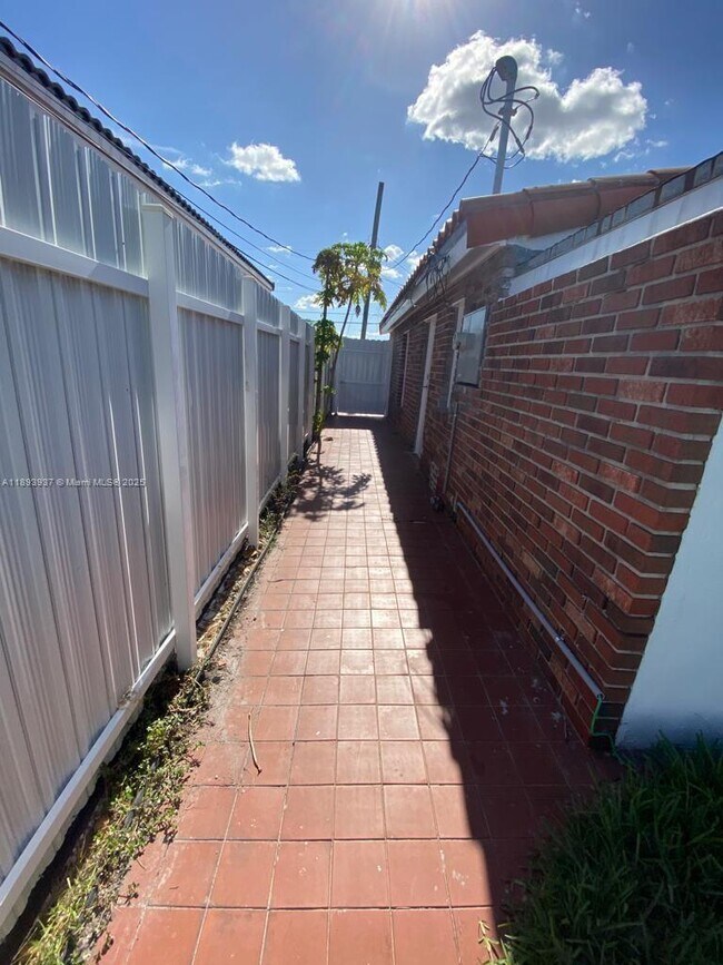 Building Photo - 3260 SW 87th Pl