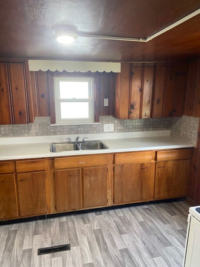 Building Photo - 2 bedroom house one block from City Park