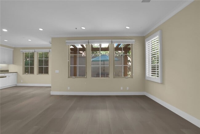 Building Photo - 64 Bianco