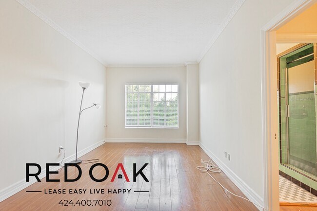 Primary Photo - 570 N Rossmore Ave