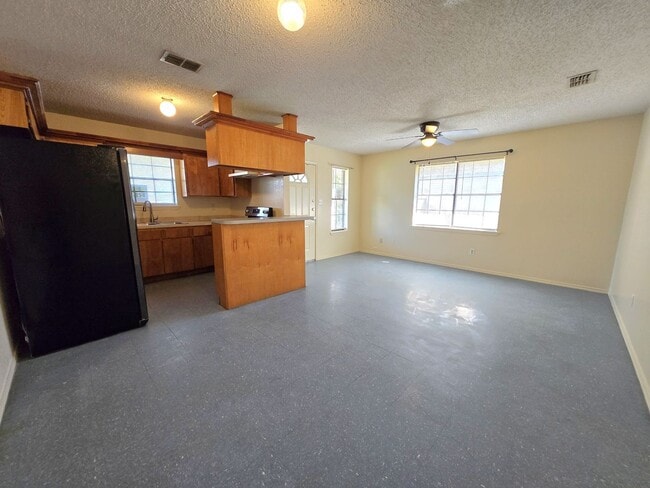 Building Photo - Quaint 2BD/1BTH apartment with a big back ...