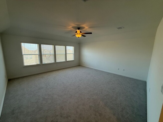 Building Photo - 5 Bedroom, Great Price!