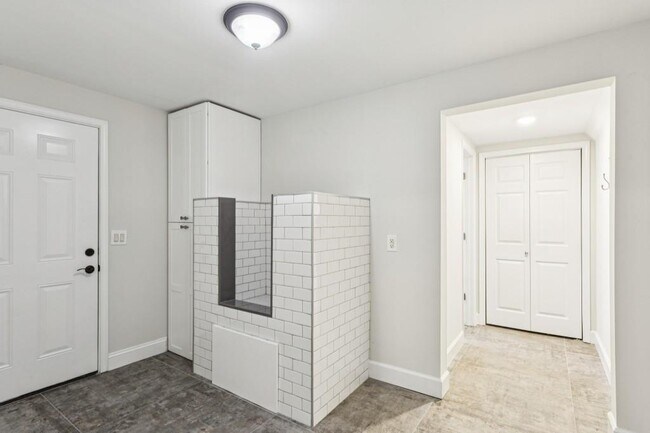Building Photo - 5032 Hickory Hills Dr