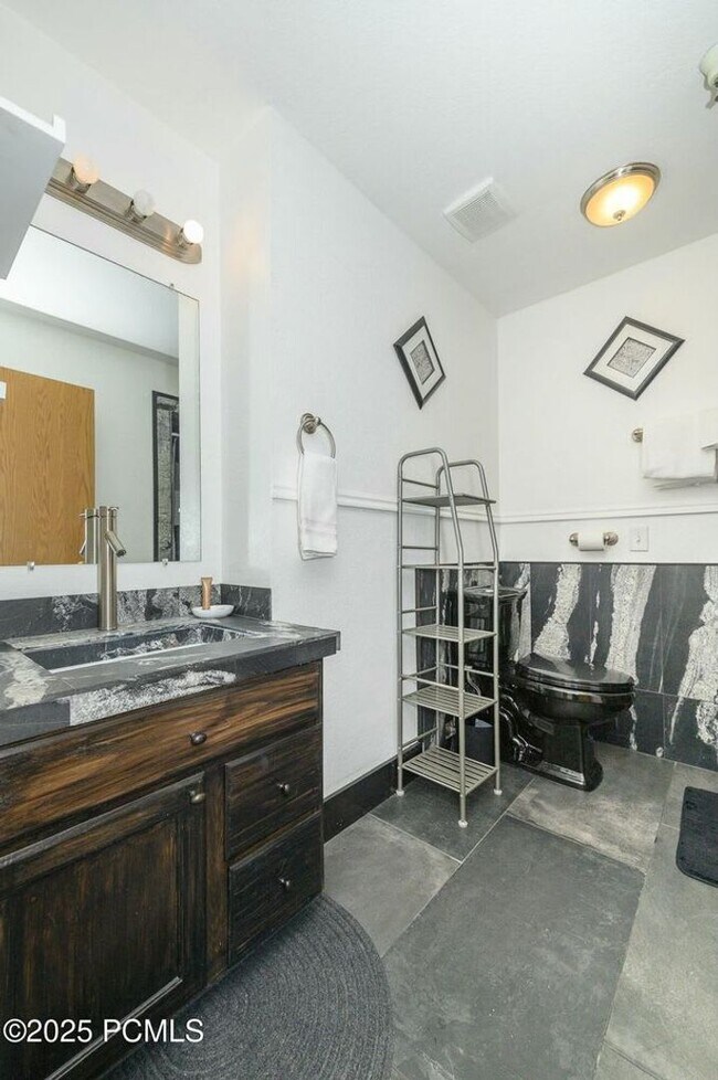 Building Photo - Carriage House Furnished Condo Available Now