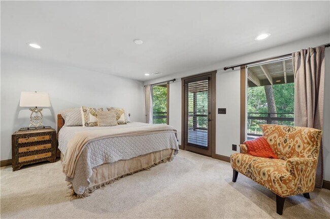 Building Photo - 2115 Kemp Dr
