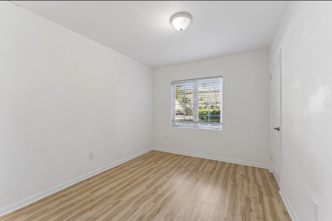 Building Photo - 447 N Phelps Ave