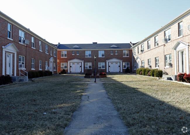 Building Photo - Colonial Courts