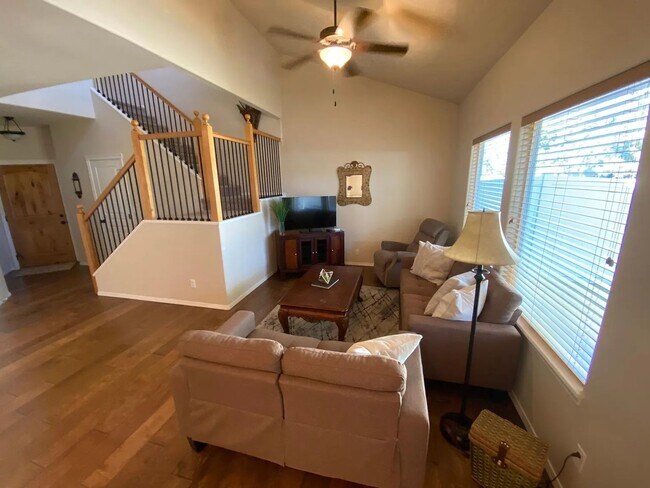 Building Photo - Beautiful home in quiet Pine Tree Village Community neighborhood