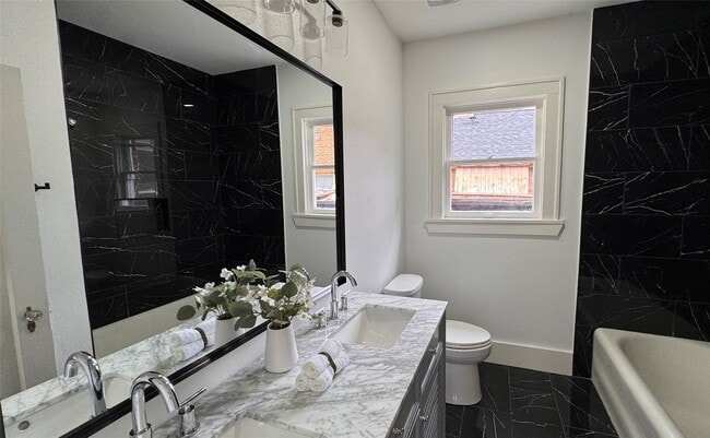 Building Photo - 1569 Elliott St