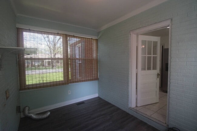 Building Photo - For Lease - 3 Bed, 1.5 Bath, 1600sqft, Sin...