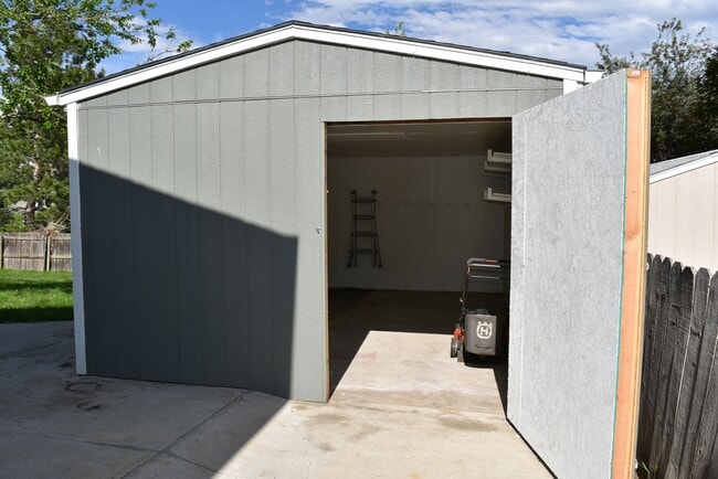 Building Photo - 2412 Sunset Dr