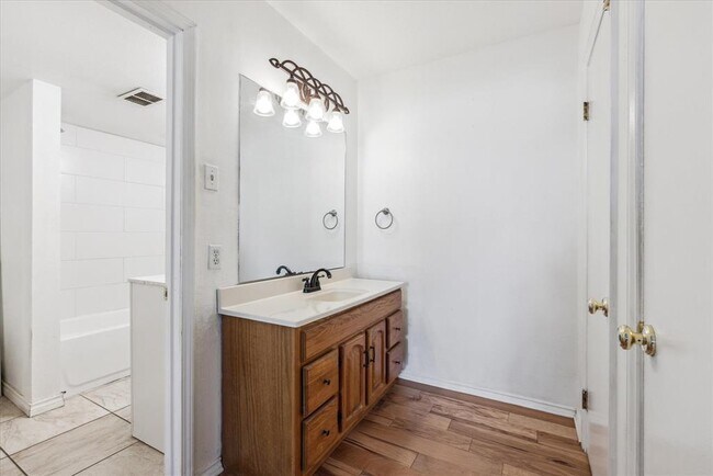 Building Photo - 505 W 7th St