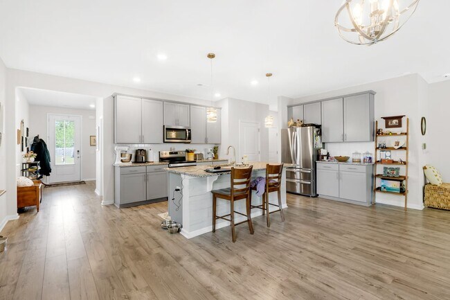 Building Photo - 376 Brennan Dr