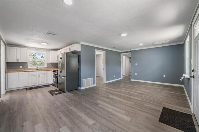 Building Photo - 636 Stremma Rd
