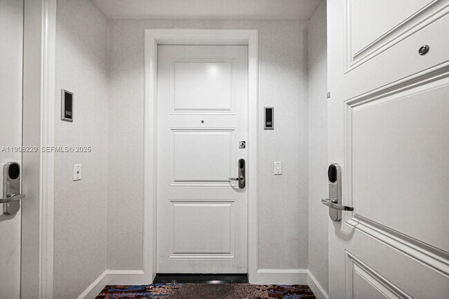 Building Photo - 1435 Brickell Ave