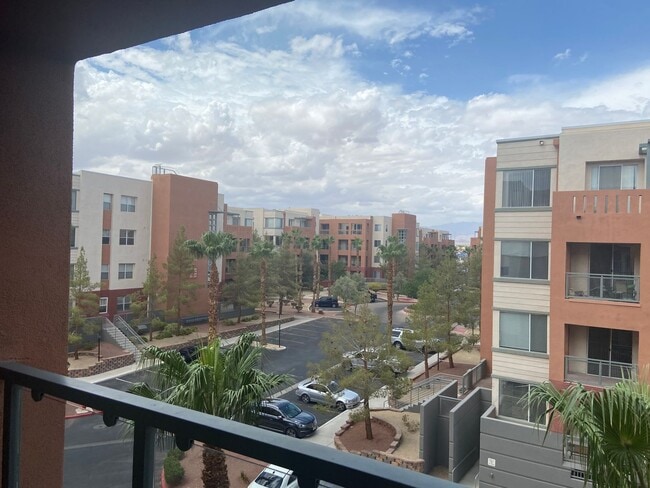 Building Photo - Stunning Top Floor View Condo at Park Avenue!