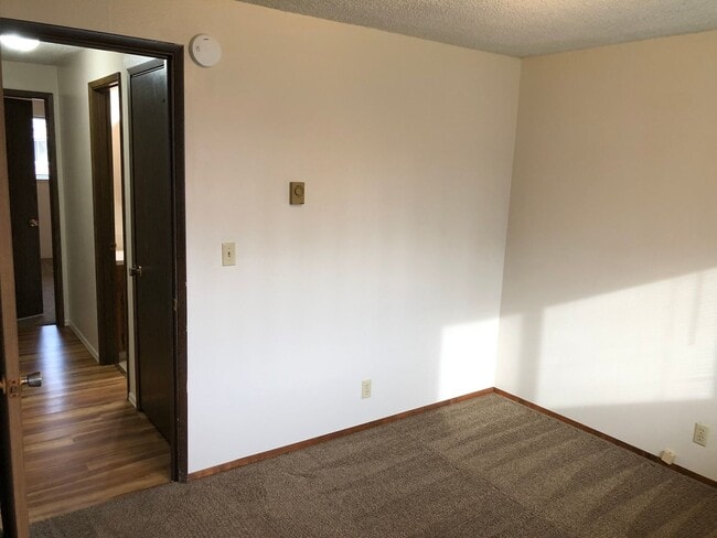 Building Photo - Great 2 bedroom 1 bathroom duplex in Springfield! MOVE IN SPECIAL!