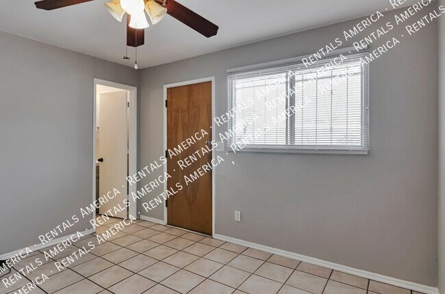 Building Photo - 944 N Catalina Ave