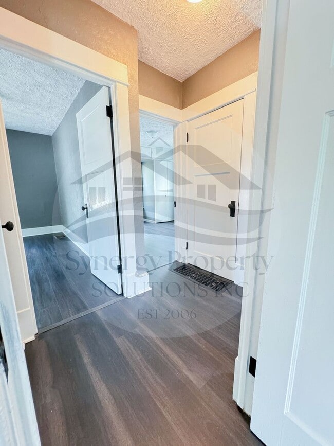 Building Photo - Crestline Home Available Now