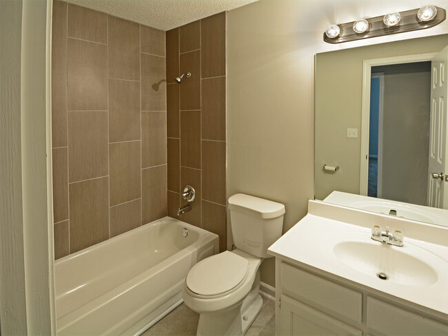 Building Photo - 3 Bedroom with BONUS room, 2 bathrooms. Ne...