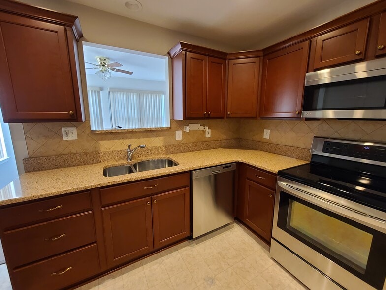 Kitchen - 902 Parade Ln