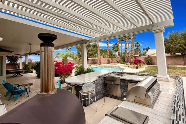 Building Photo - Northwest Valley 6 bdr  4400 sq ft  with RV parking, pool, covered patio -  all on a 1/2 acre lot!
