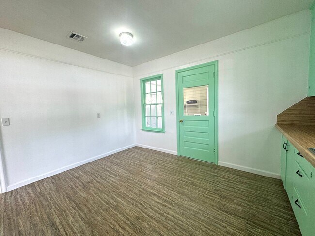 Building Photo - 2 bedroom 1 bathroom home Ready for move-i...