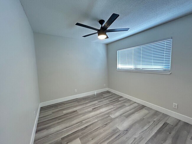 Building Photo - Mid-Century Modern Gem in Historic Paradise Palms!