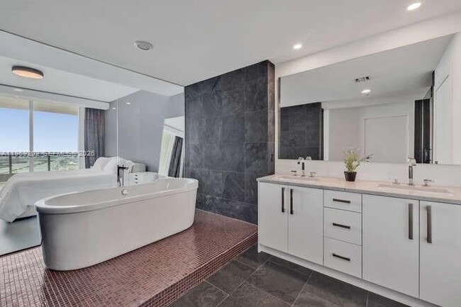 Building Photo - 900 Biscayne Blvd