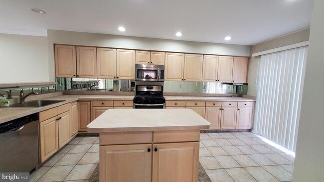 Building Photo - 101 Treymore Ct