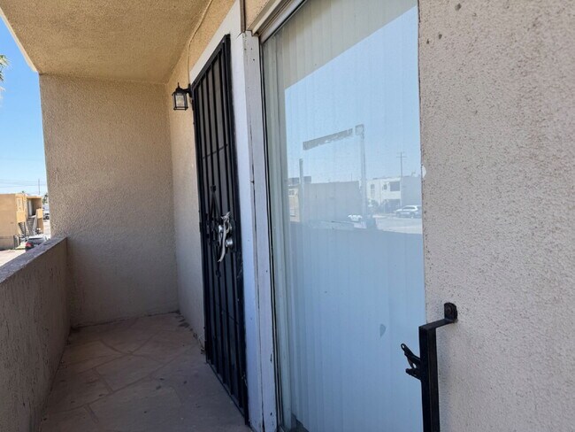 Building Photo - Freshly Painted 2-Bed with Remodeled Kitchen & Open Layout