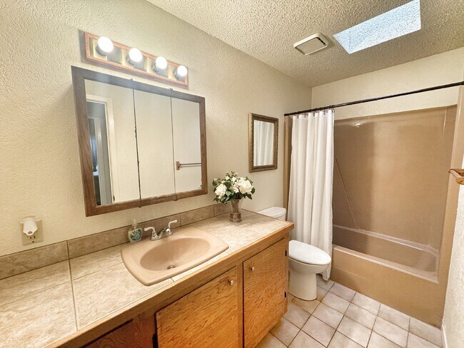 Building Photo - "Charming 2-Bedroom, 1-Bath in Horseshoe F...