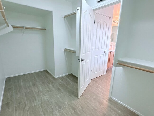 Building Photo - 4 bed/3bath in desirable Paseo Del Rio Community