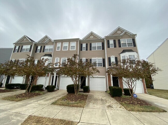 Building Photo - Lovely townhouse in fantastic Durham locat...