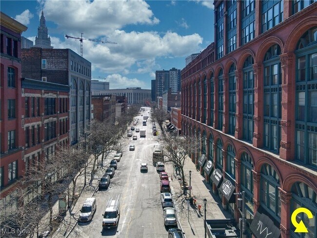 Building Photo - 635 W Lakeside Ave