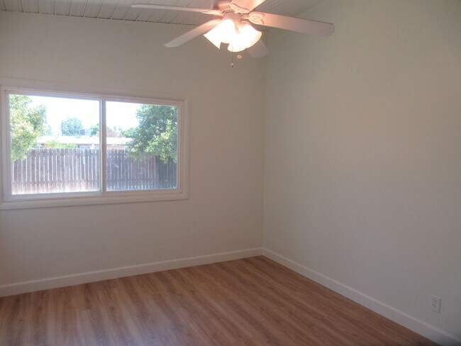 Building Photo - 10818 Paso Robles Ave