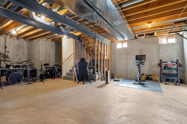 Building Photo - Stunning 4-bedroom, 2.5-bathroom rental of...