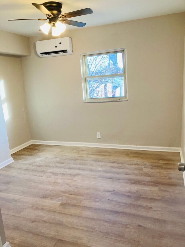 Building Photo - Recently Renovated Micro One Bedroom Apartment! May 1 move in!