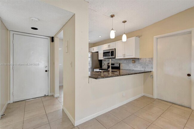 Building Photo - 5057 Forsythia St