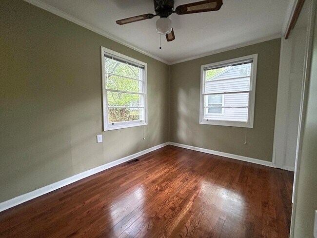 Building Photo - 408 Palm Dr S