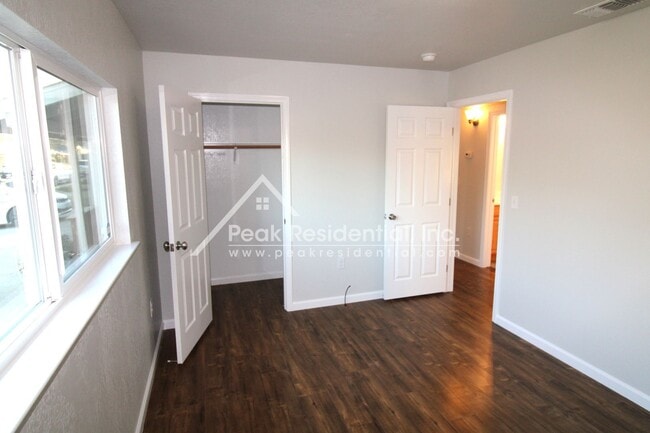 Building Photo - Updated 2bd/1ba Orangevale Duplex with Gar...