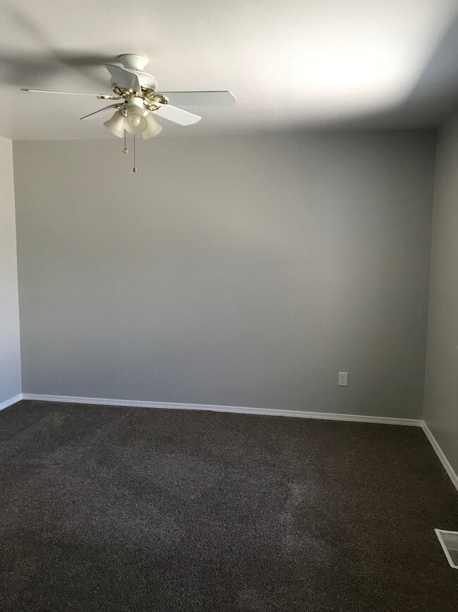 Building Photo - 3 Bed/2 bath...Newer Carpet and Flooring.....