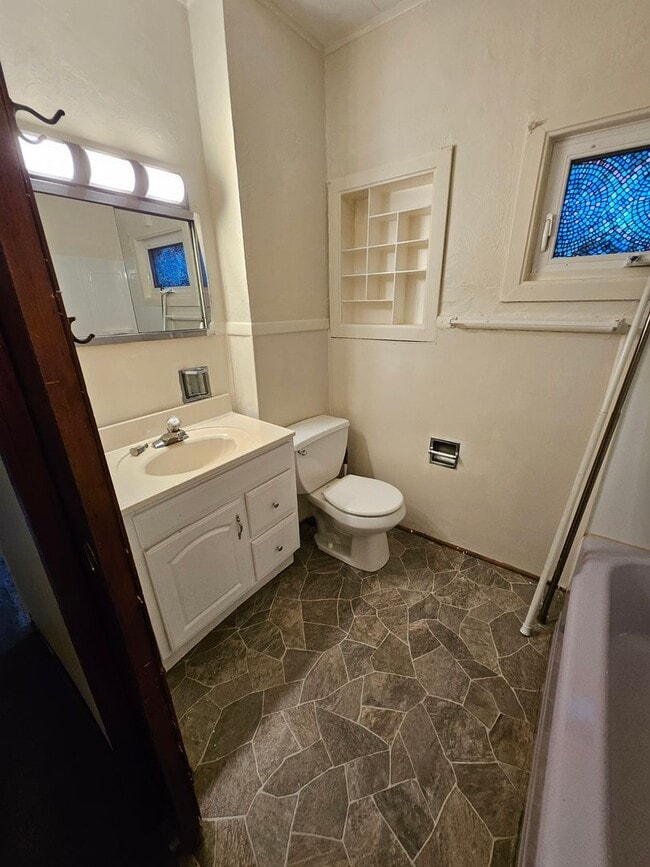 Building Photo - Upper 3 bedroom unit