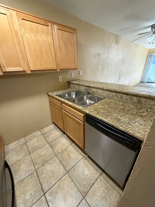 Building Photo - 931 N Euclid Ave