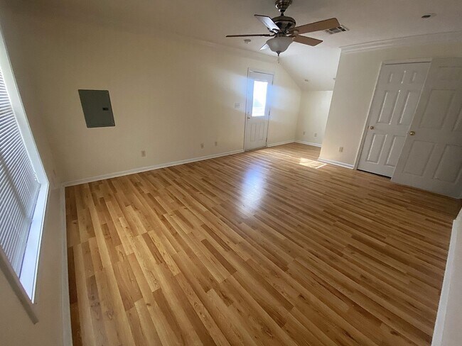 Building Photo - 3BR/2BA Home with Garage in an Established Lake Charles Neighborhood