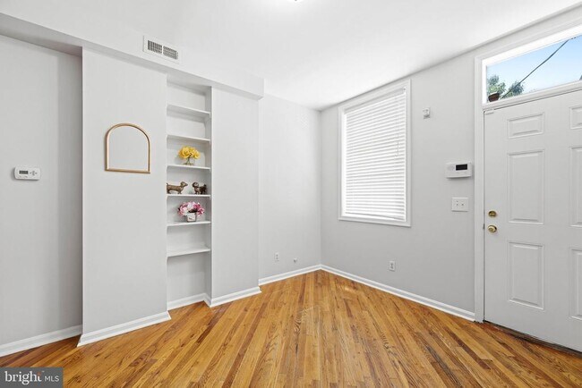 Building Photo - 928 N Bambrey St