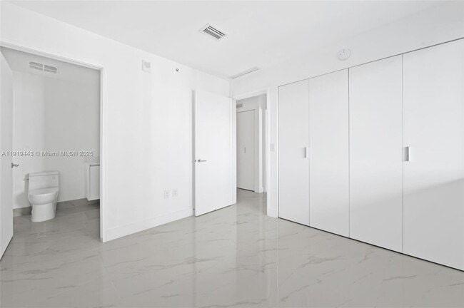 Building Photo - 700 NE 24th St