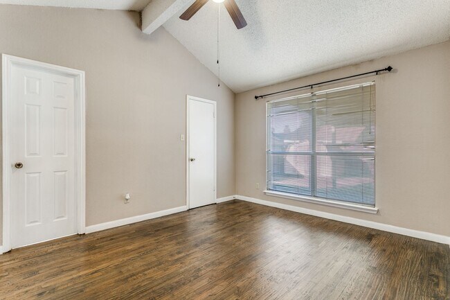 Building Photo - 3009 Hilltop Dr